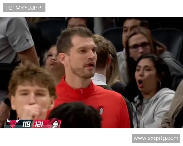 镜头捕捉：英超赛场小动作引发热议